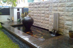 Kolam Ikan Minimalis Dengan Lantai Kayu